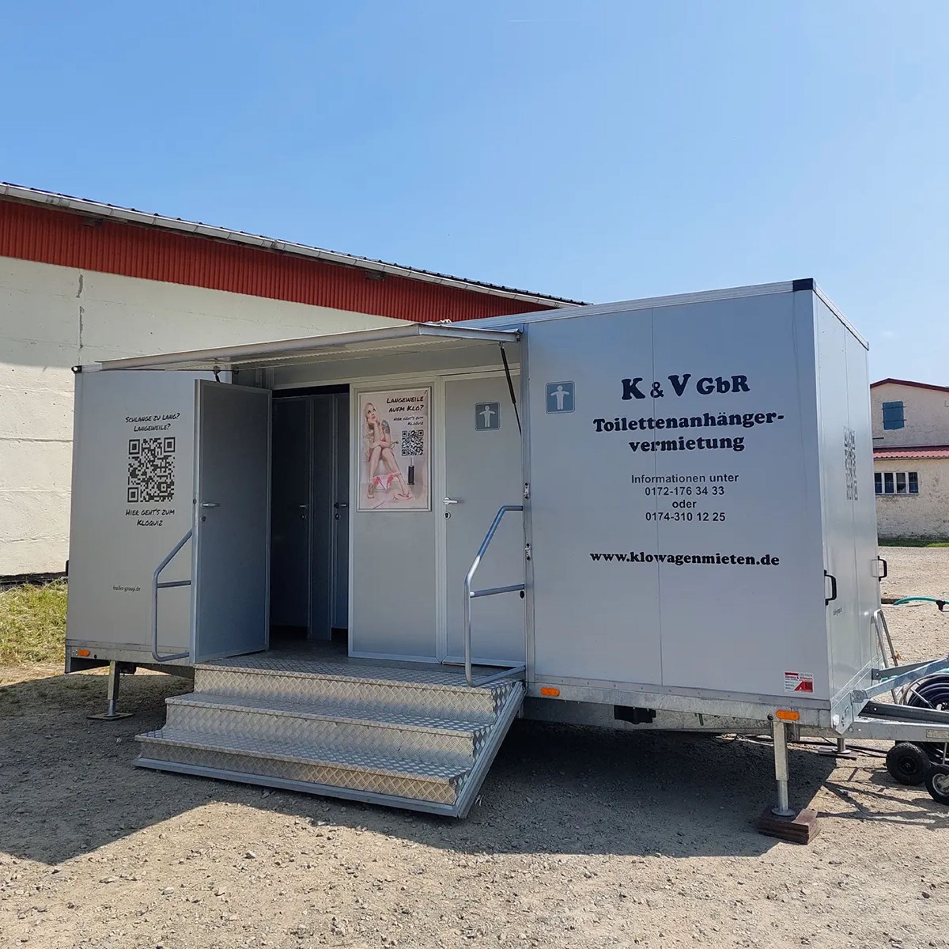 Geöffneter Premium-Toilettenanhänger mit Treppe, Geländer und Vordach